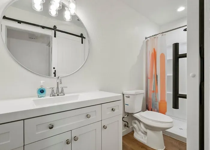 Holiday home L New L Fully Remodeled 3br 2bth L 1 Min To Veterans Memorial Park *