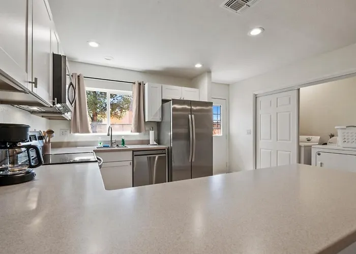 Holiday home L New L Fully Remodeled 3br 2bth L 1 Min To Veterans Memorial Park