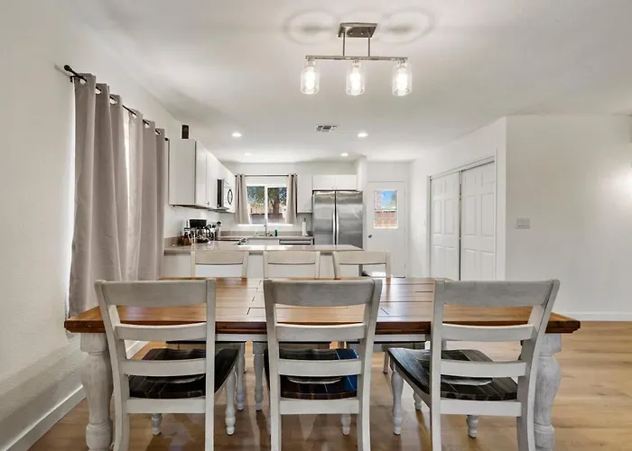 L New L Fully Remodeled 3br 2bth L 1 Min To Veterans Memorial Park Holiday home *